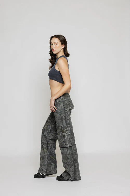 Wide-Leg Camouflage Print Cargo Trousers with Barrel Hem and Front Pockets