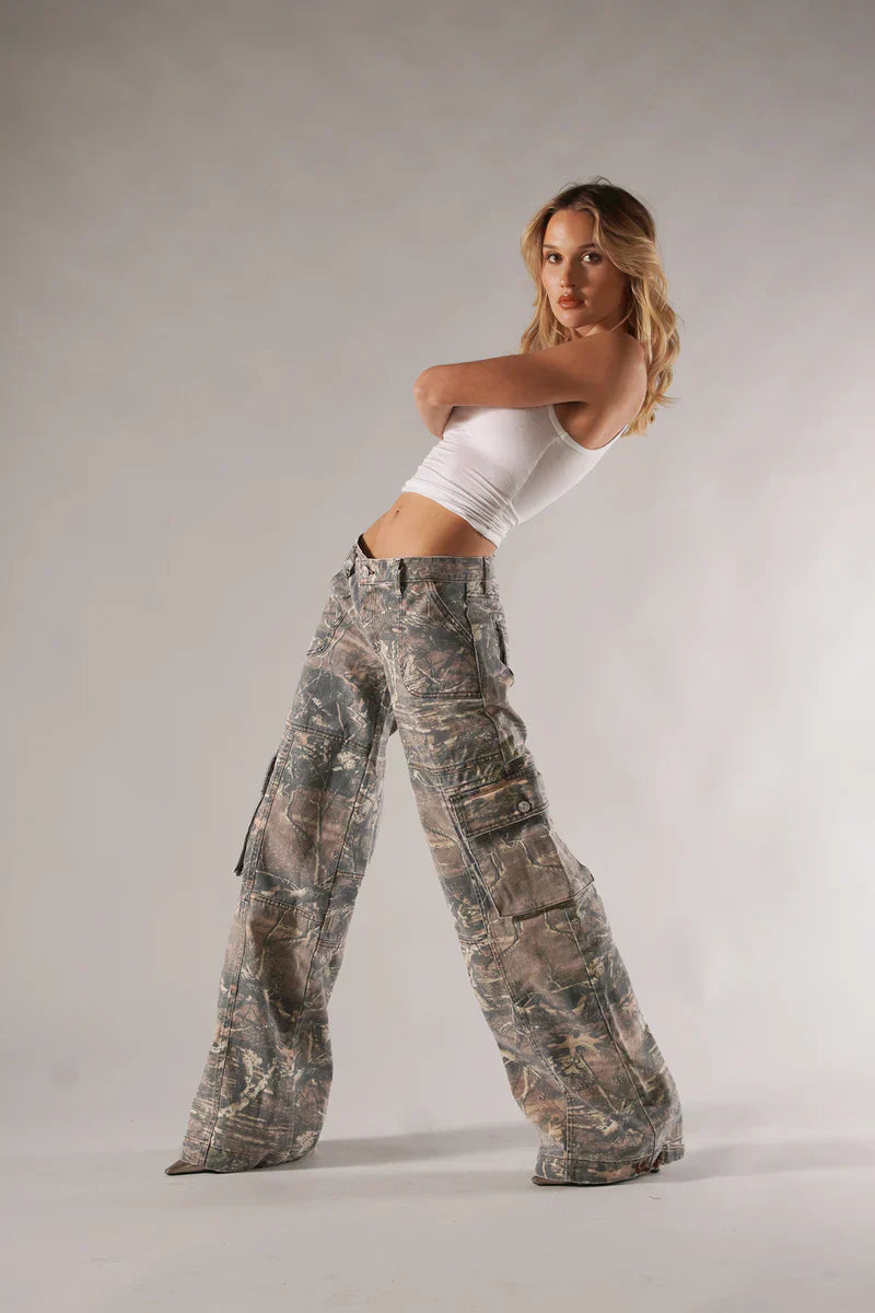 Wide-Leg Camouflage Print Cargo Trousers with Barrel Hem and Front Pockets