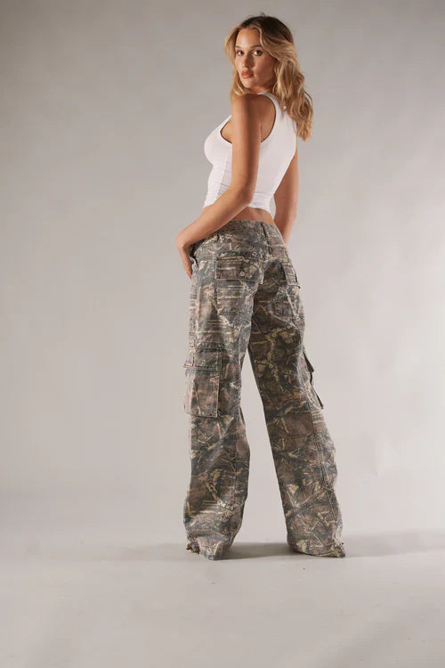 Wide-Leg Camouflage Print Cargo Trousers with Barrel Hem and Front Pockets