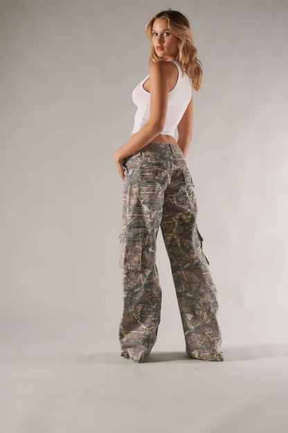 Wide-Leg Camouflage Print Cargo Trousers with Barrel Hem and Front Pockets